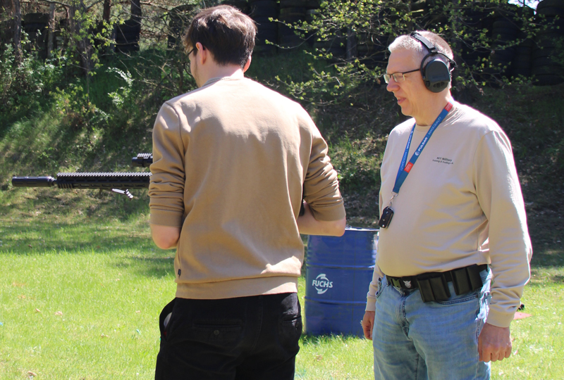Waffenkurs von OPS KG1 Military mit Ausbilder und Einsteiger an der Langwaffe