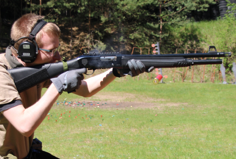 Waffenkurs von OPS KG1 Military Fortgeschrittener Kursteilnehmer mit Langwaffe