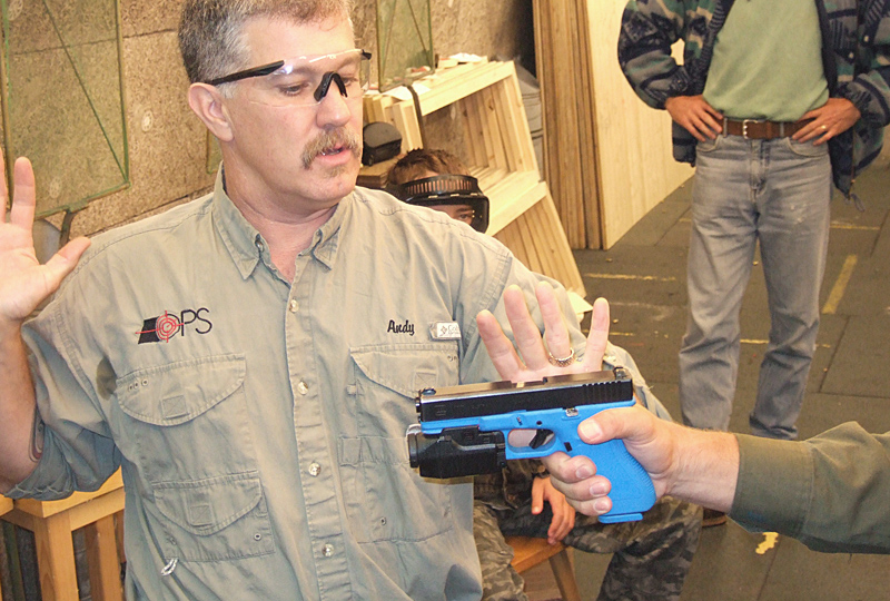 OPS Trainer zeigt im Tactical Dynamic Training Selbstverteidigung gegen eine Waffe