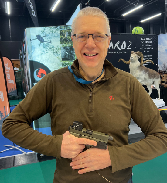 Portrait von Gunter Hick KG1 Military mit Kurzwaffe auf einer Messe
