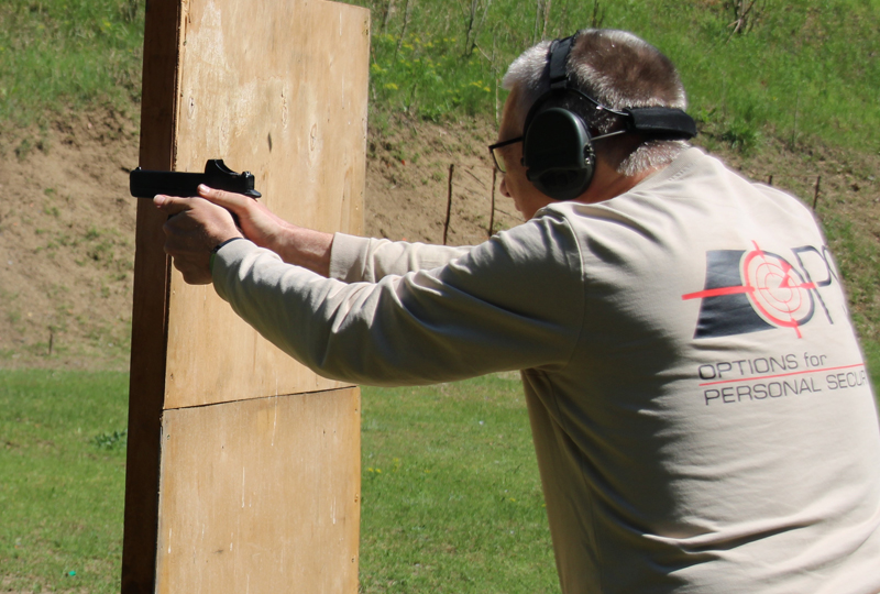 Schütze mit Pistole zielt auf ein Ziel